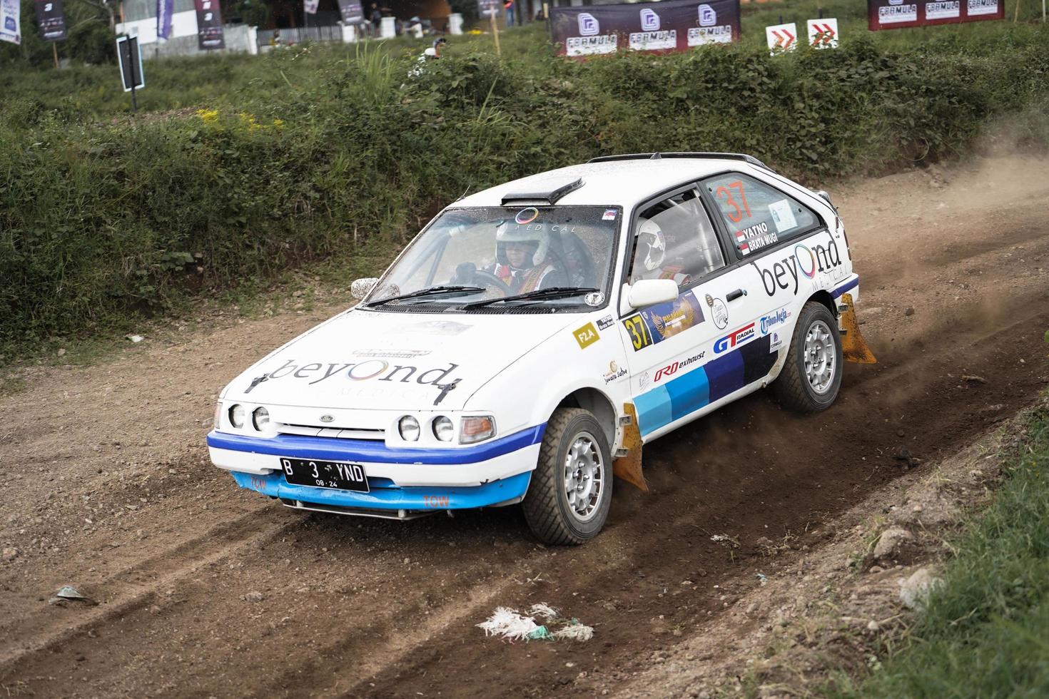 yogyakarta, indonésie - 16 octobre 2022 - les coureurs participent au rallye sprint de la coupe du roi jogja photo