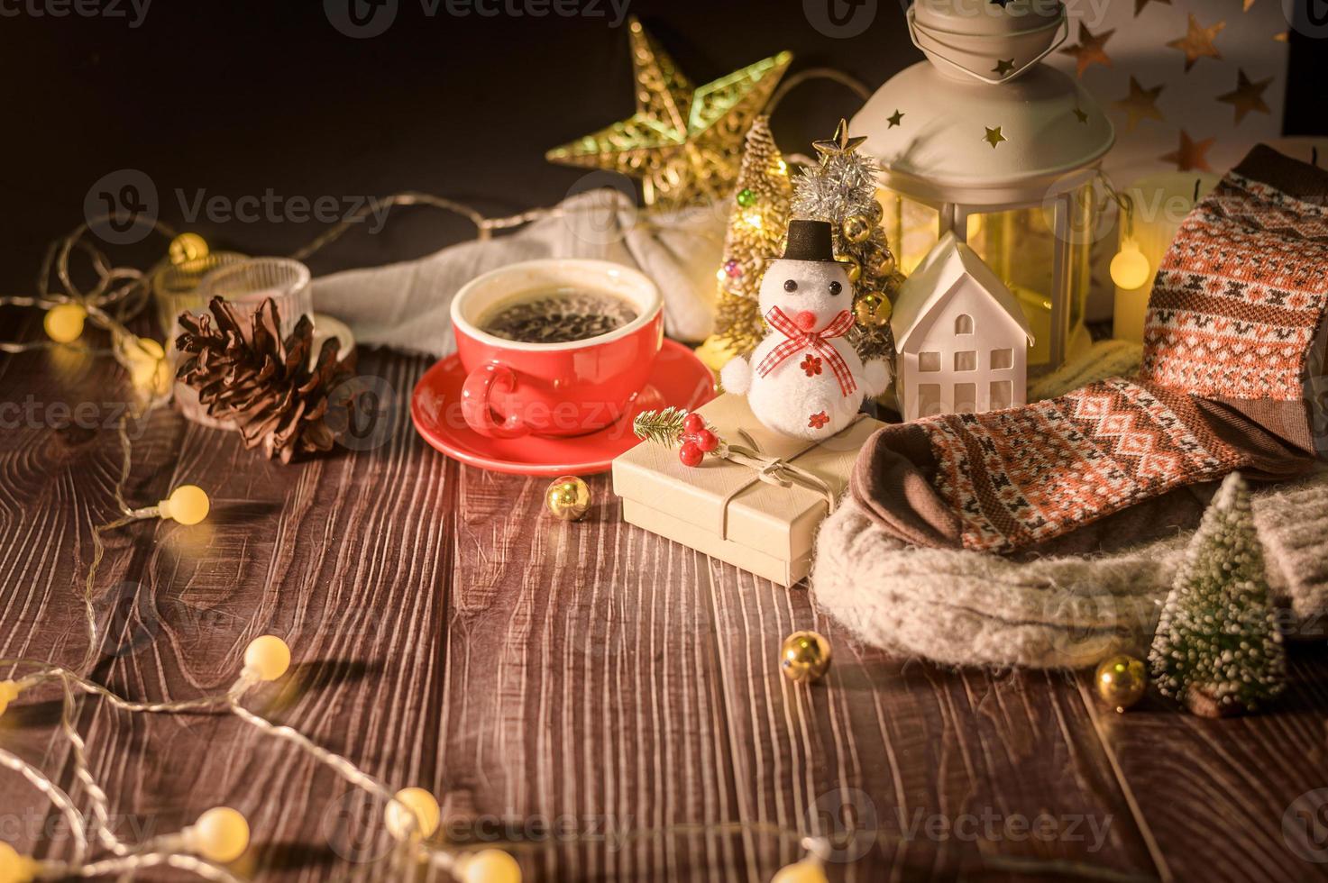 décorations de noël et d'hiver sur une table en bois avec des lumières  décoratives, fond de noël 13283934 Photo de stock chez Vecteezy