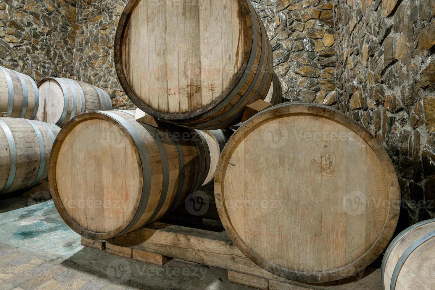 les tonneaux de vin en bois dans une fabrique de vin photo