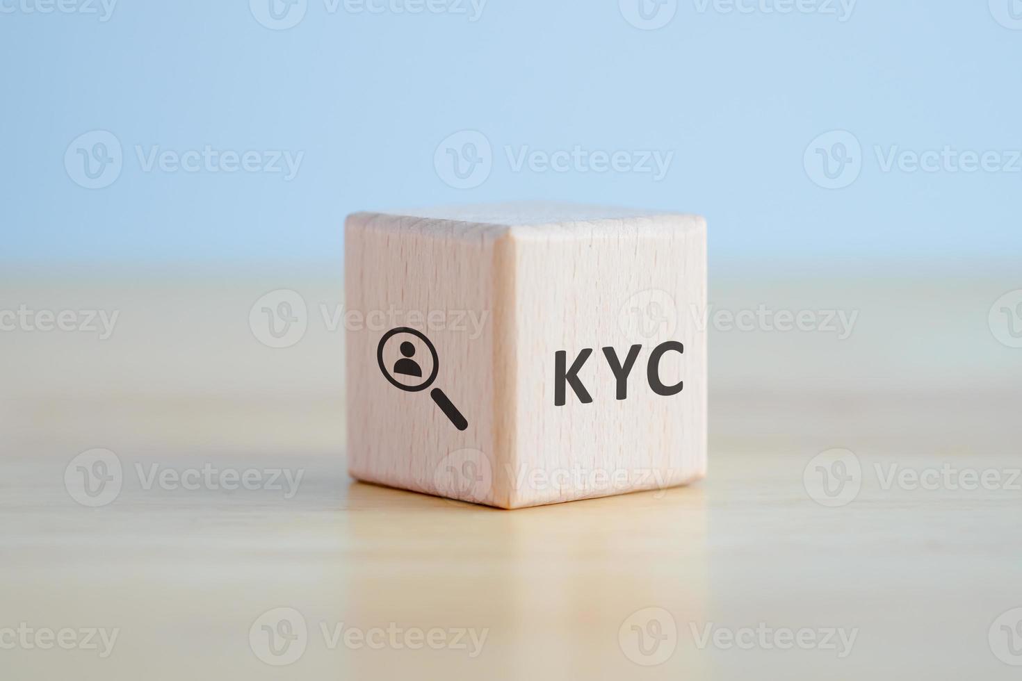 kyc sur des cubes en bois. connaître votre client avec une loupe. entreprise vérifiant l'identité de son concept de clients photo