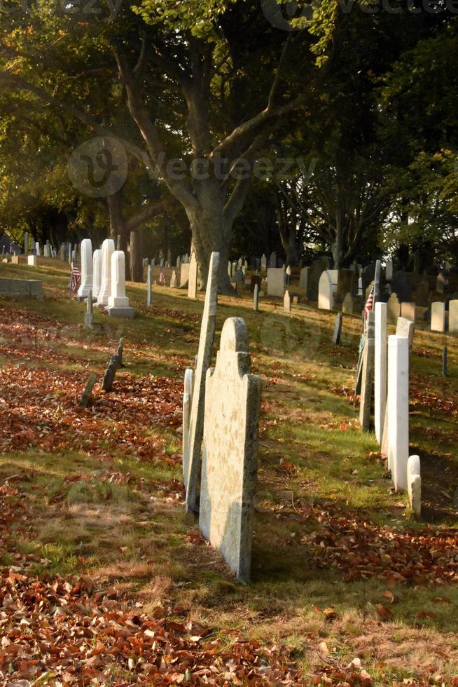 vieilles pierres tombales dans un cimetière l'automne photo