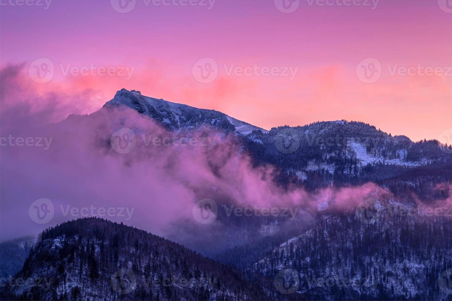montagnes brumeuses dans le brouillard rose photo