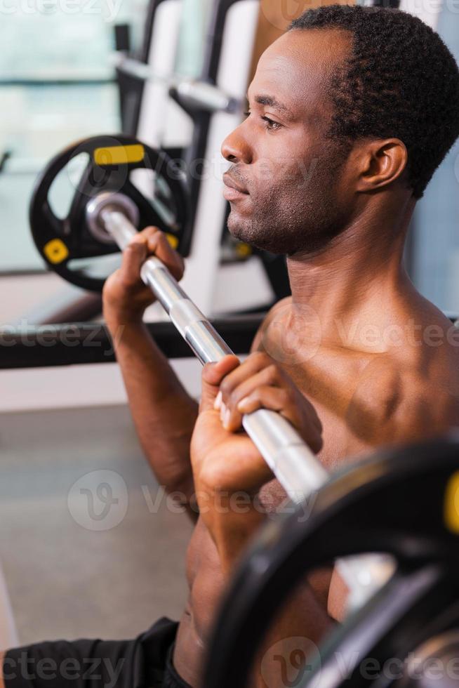 homme de sport africain musclé fort faisant de l'exercice en poids avec  haltère dans la salle de fitness de la salle de sport. musculation sport  homme fitness concept. 11875734 Photo de stock