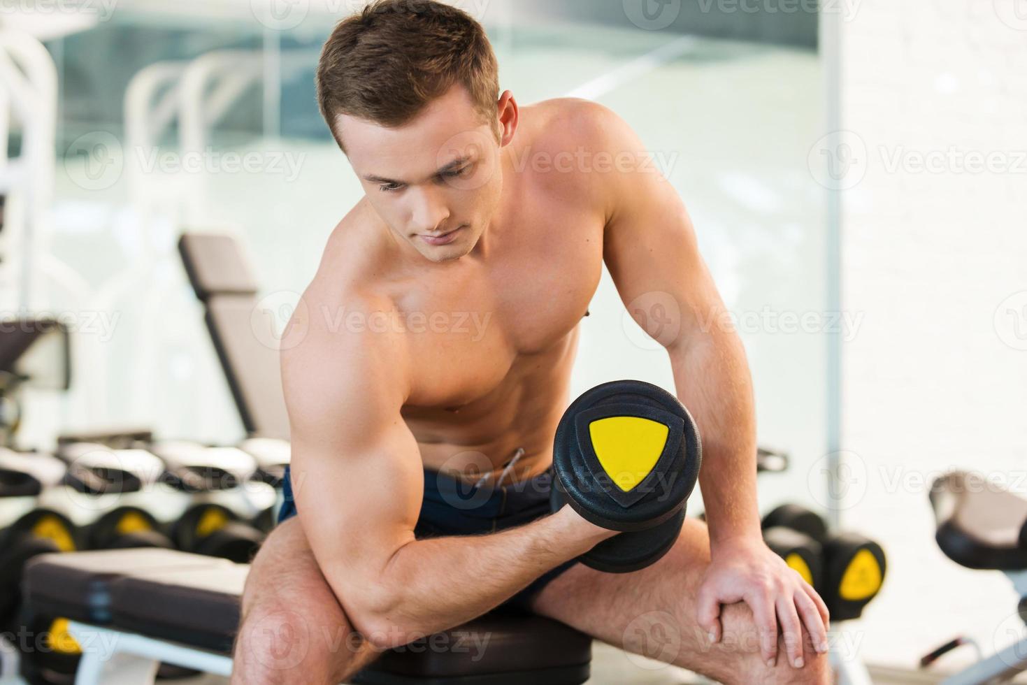 homme de sport africain musclé fort faisant de l'exercice en poids avec  haltère dans la salle de fitness de la salle de sport. musculation sport  homme fitness concept. 11875734 Photo de stock