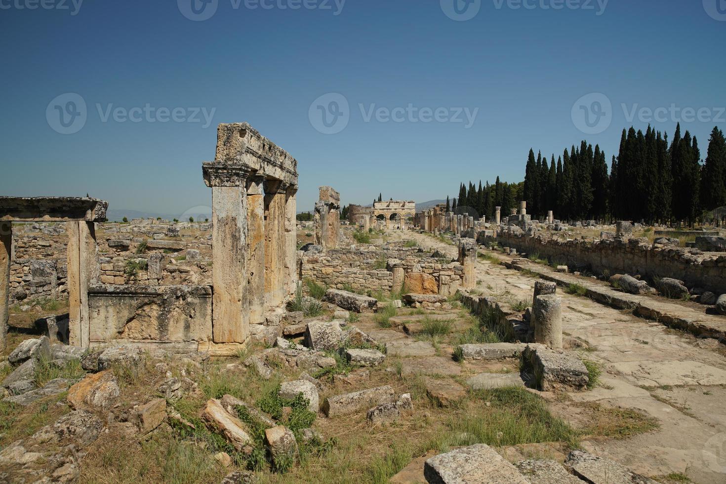 rue principale de la ville antique de hierapolis à pamukkale, denizli, turkiye photo