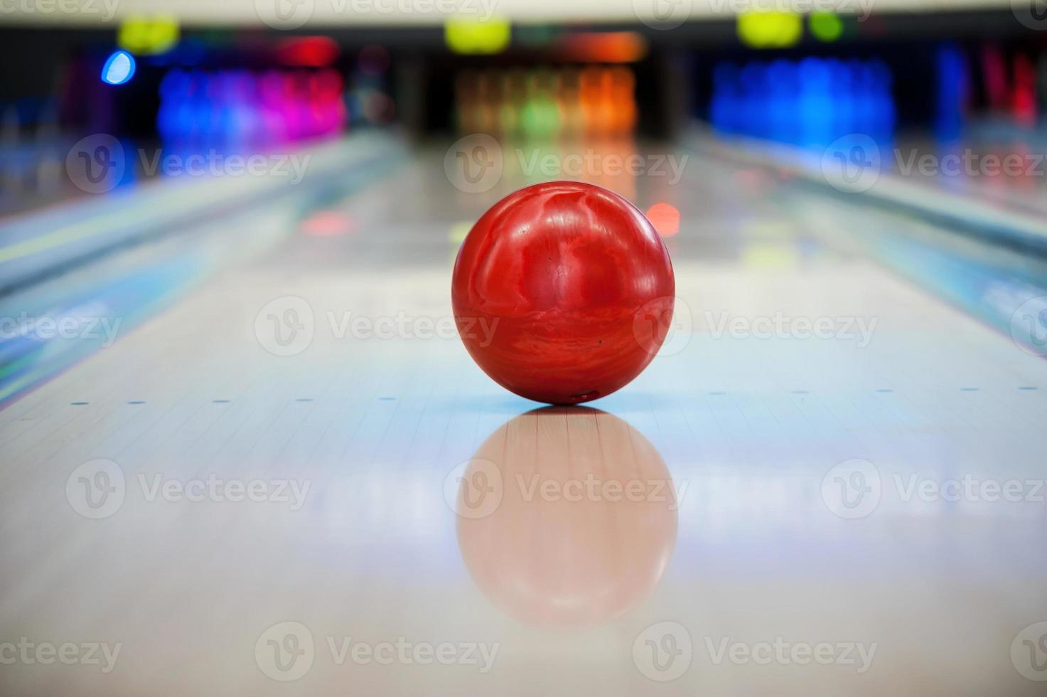 ce sera la grève gros plan d'une boule de bowling rouge vif roulant le long d'une piste de bowling photo