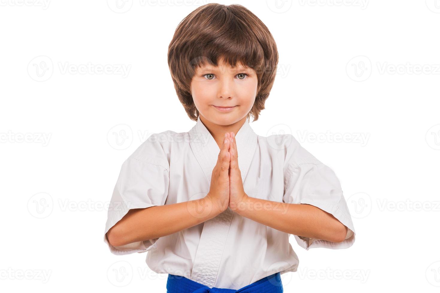 Karate Kid. petit garçon en posture de karaté. position de chorégraphie de karaté. photo
