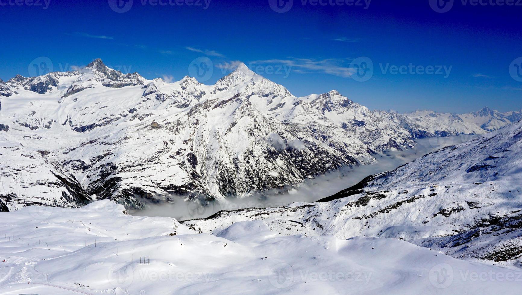 neige alpes montagnes et brumeux photo