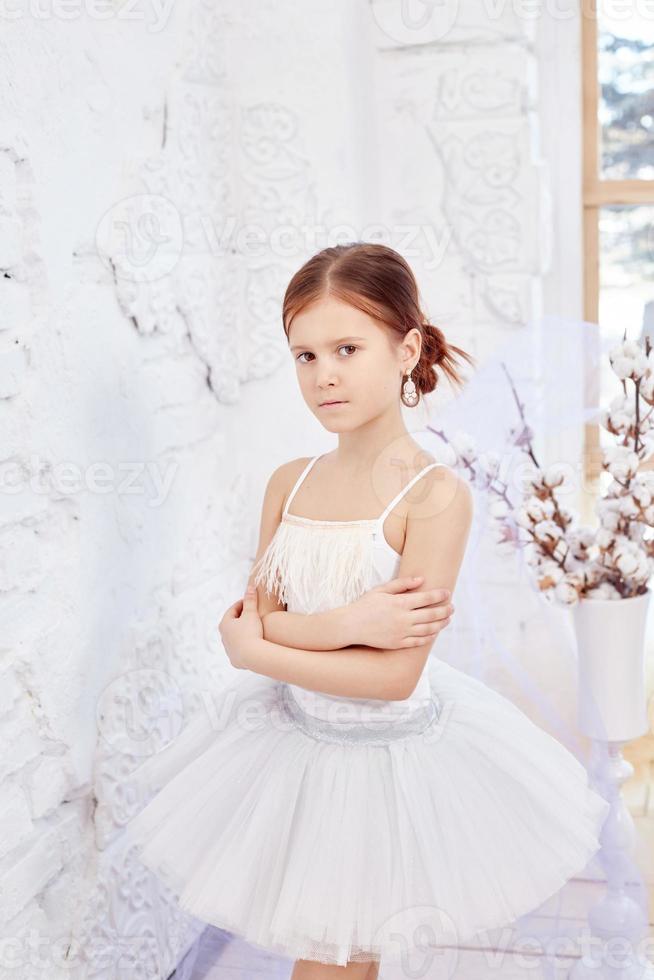 jeune ballerine se prépare pour un ballet. petit ballet prima photo