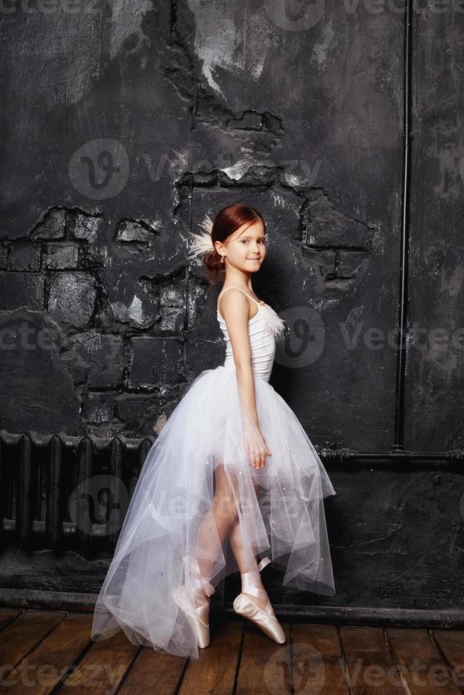 fille en robe de bal blanche et chaussures, beaux cheveux roux. jeune actrice de théâtre photo