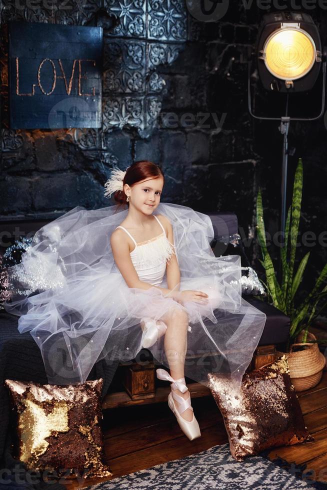 fille en robe de bal blanche et chaussures, beaux cheveux roux. jeune actrice de théâtre photo