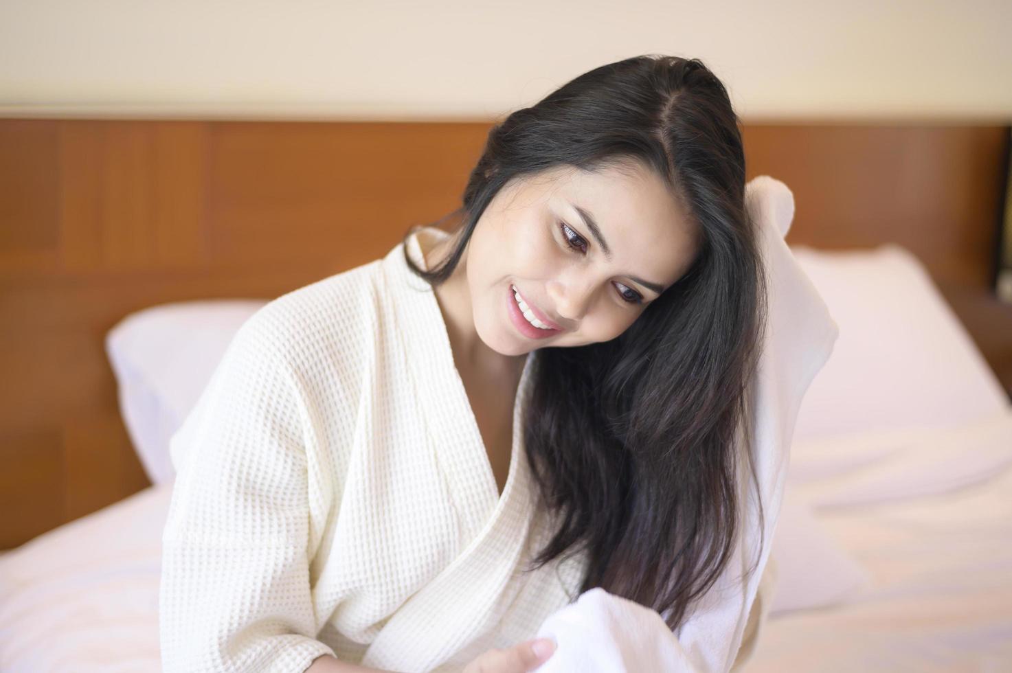 jeune femme souriante dans la chambre photo