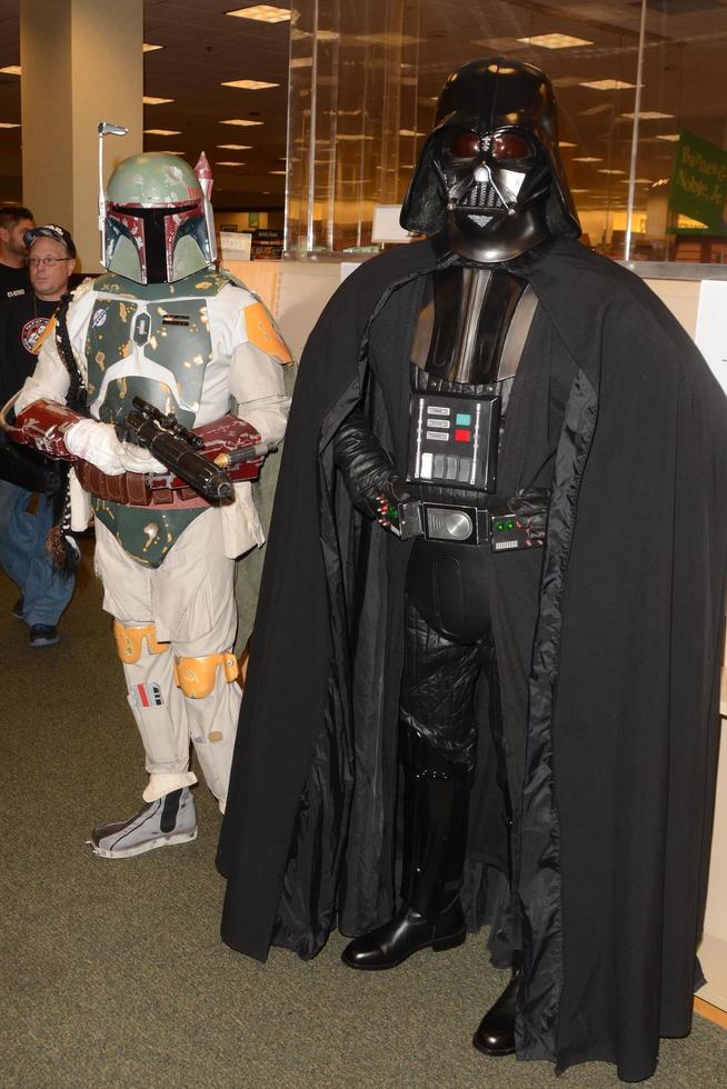 los angeles, nov 28 - boba fett, darth vader à la signature du livre pour le chroniqueur princesse à barnes et noble le 28 novembre 2016 à los angeles, ca photo