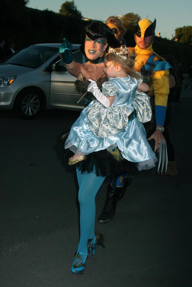 los angeles, oct 30 - tori spelling, fille stella arrive au 17e halloween de rêve annuel au profit de caaf à barker hanger le 30 octobre 2010 à santa monica, ca photo