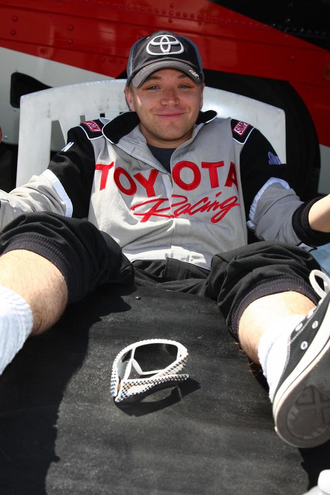 los angeles, 23 mars - brett davern prenant un peu de soleil pendant une pause lors de la 37e formation annuelle de course de célébrités toyota pro au circuit international de willow springs le 23 mars 2013 à rosamond, ca photo exclusive