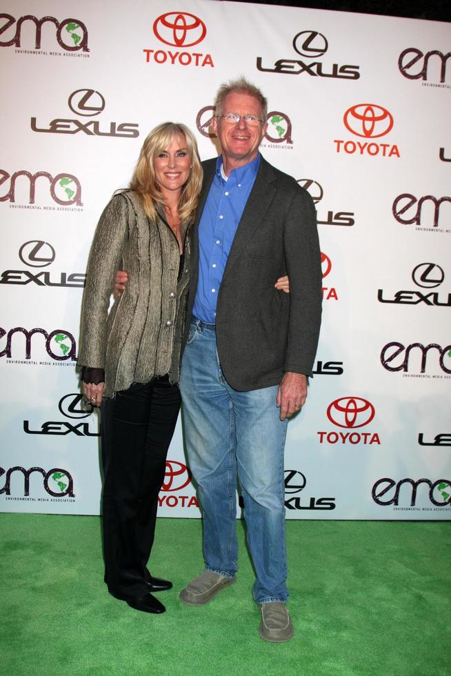 los angeles, oct 16 - rochelle carson, ed begley jr arrive aux prix des médias environnementaux 2010 aux studios warner brothers le 16 octobre 2010 à burbank, ca photo