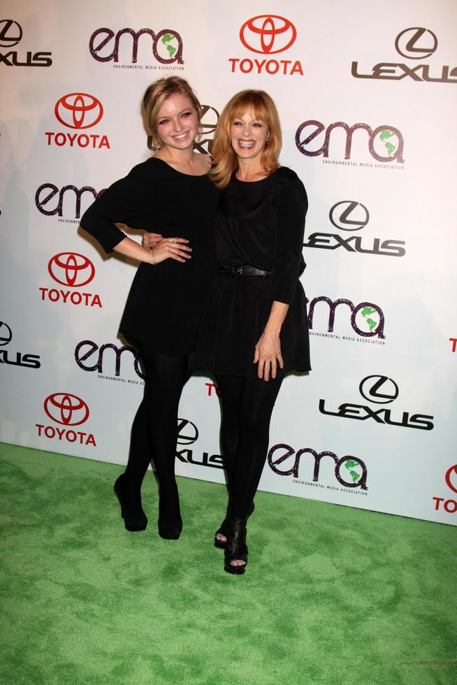 los angeles, oct 16 - francesca fisher-eastwood,, frances fisher arrive aux prix des médias environnementaux 2010 aux studios warner brothers le 16 octobre 2010 à burbank, ca photo