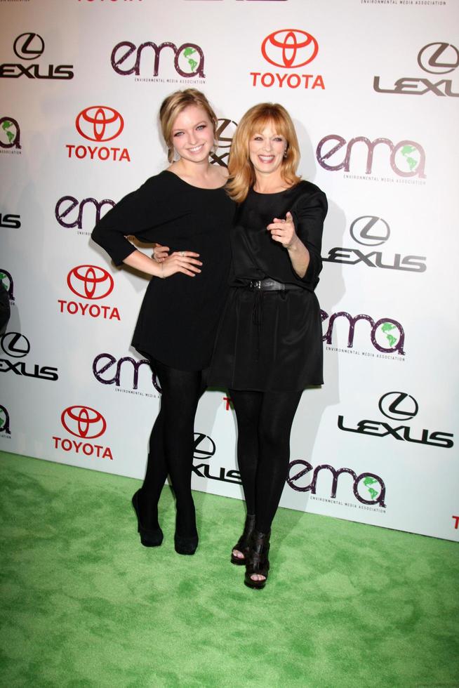 los angeles, oct 16 - francesca fisher-eastwood,, frances fisher arrive aux prix des médias environnementaux 2010 aux studios warner brothers le 16 octobre 2010 à burbank, ca photo