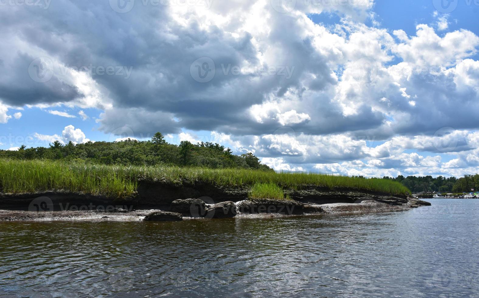 superbe rivière à marée et paysage d'herbe de marais photo