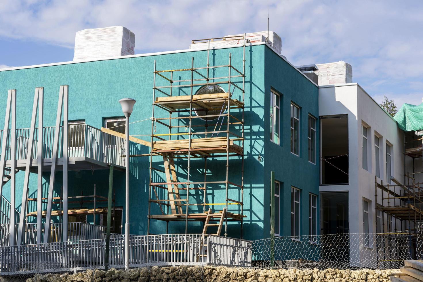 l'avancement de la construction du bâtiment de la maternelle. décoration moderne gaie et colorée des façades des bâtiments photo