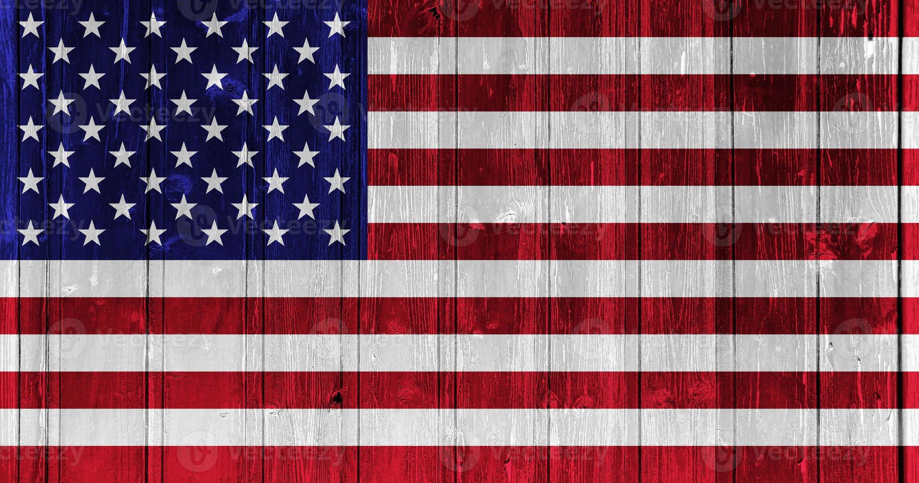 drapeau des états-unis d'amérique sur la texture des planches de bois. photo
