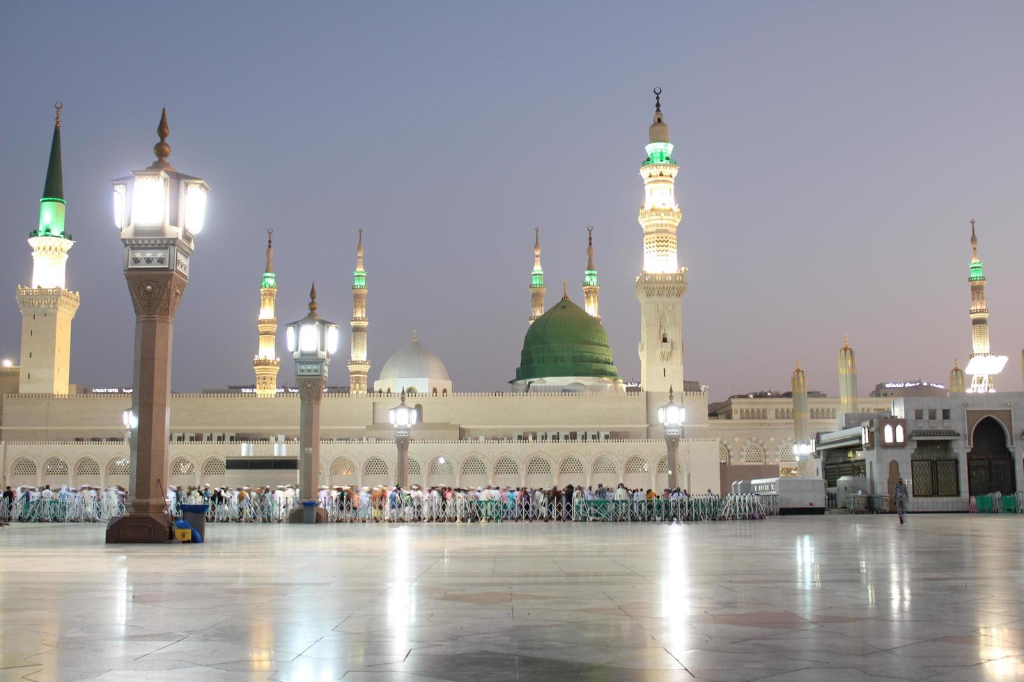 médina, arabie saoudite, oct 2022 - belle vue matinale sur masjid al nabawi, le dôme vert de la médina, les minarets et la cour de la mosquée. photo