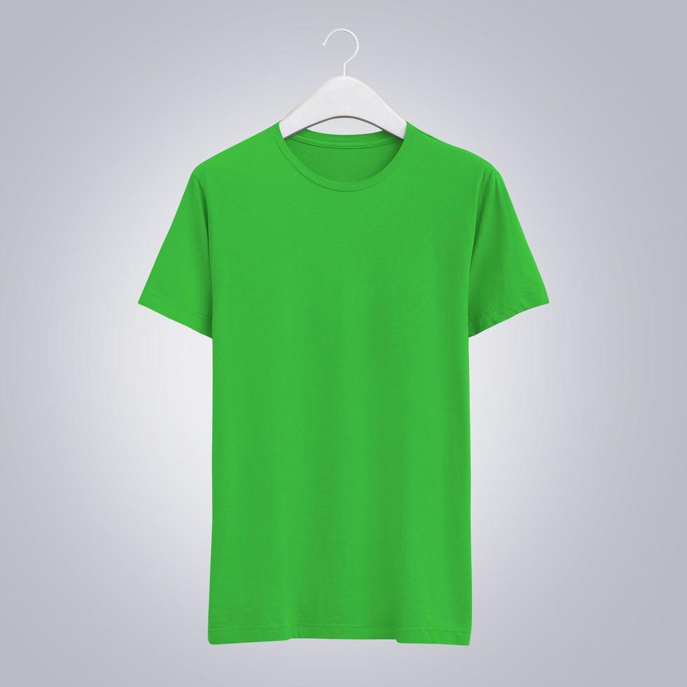 maquette verte de tshirt devant suspendu photo