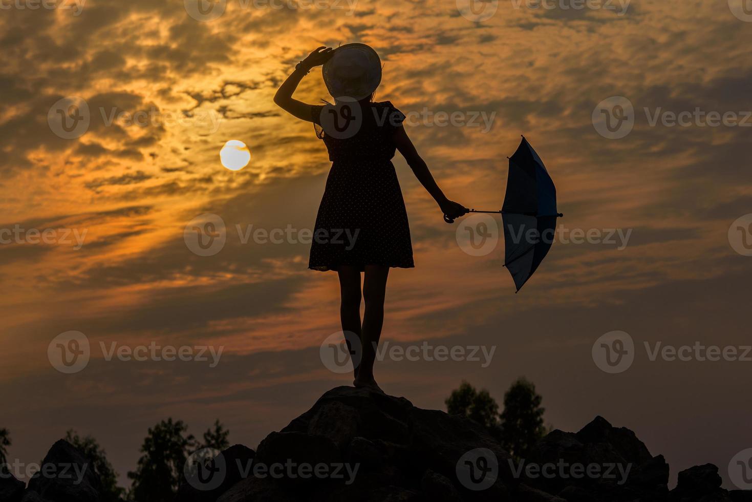 silhouette fille triste au coucher du soleil. photo