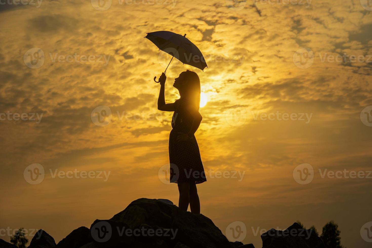 silhouette fille triste au coucher du soleil. photo