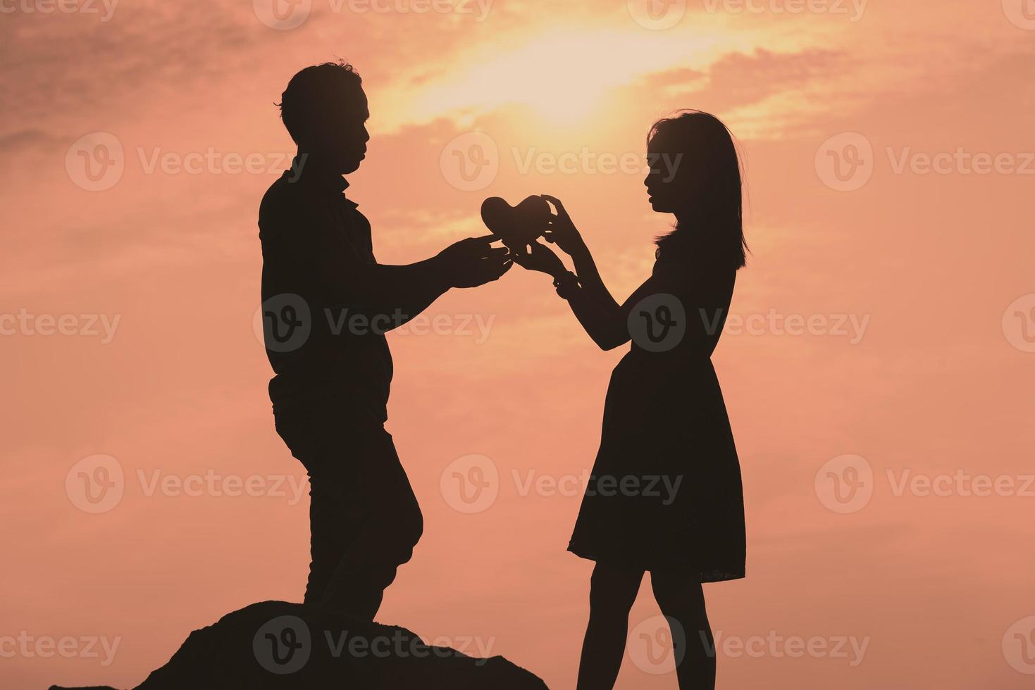 heureux jeune couple ensemble contre le beau coucher de soleil. liberté, photo
