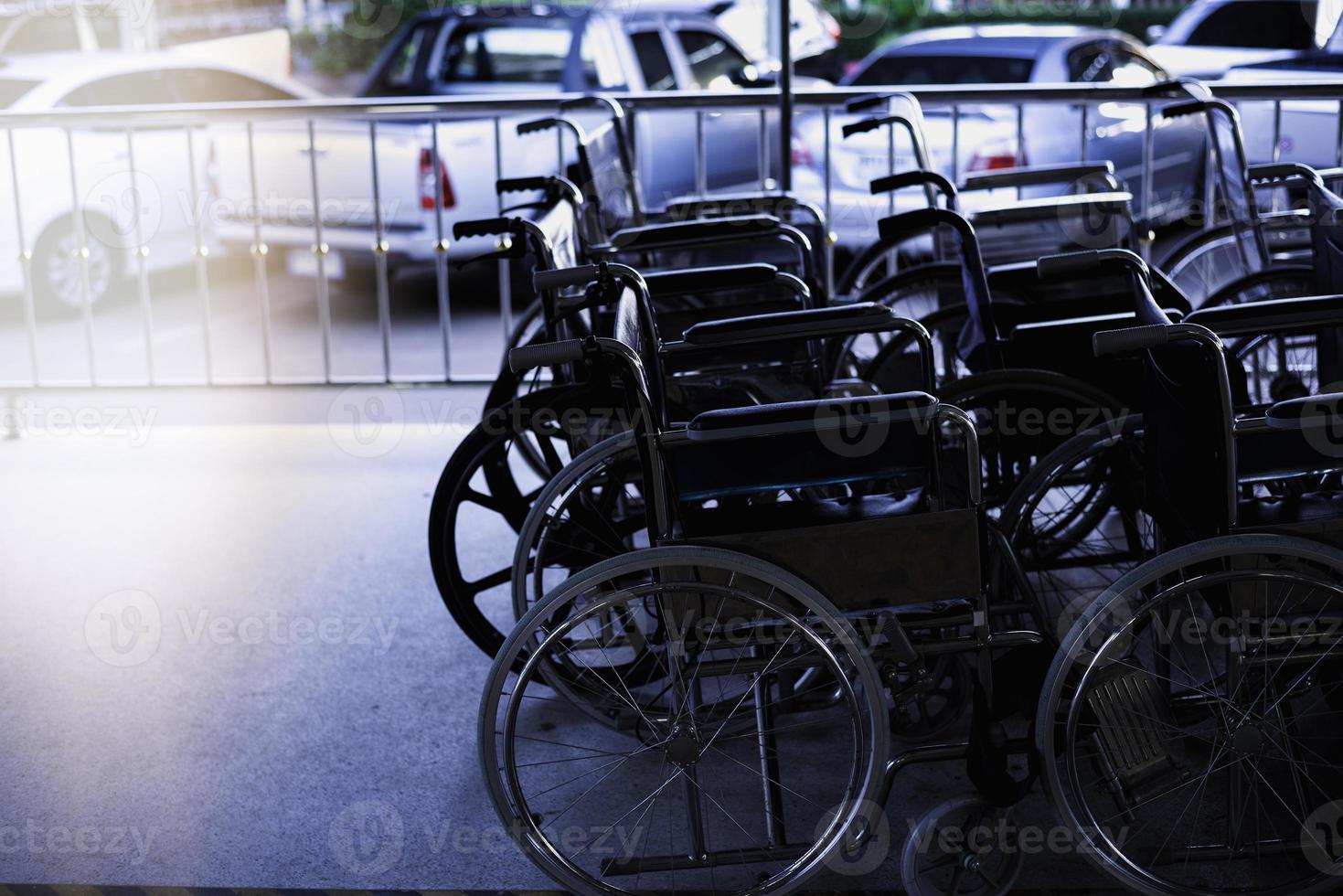 fauteuil roulant vide près du couloir de l'hôpital pour les patients de service et les personnes handicapées. médical photo