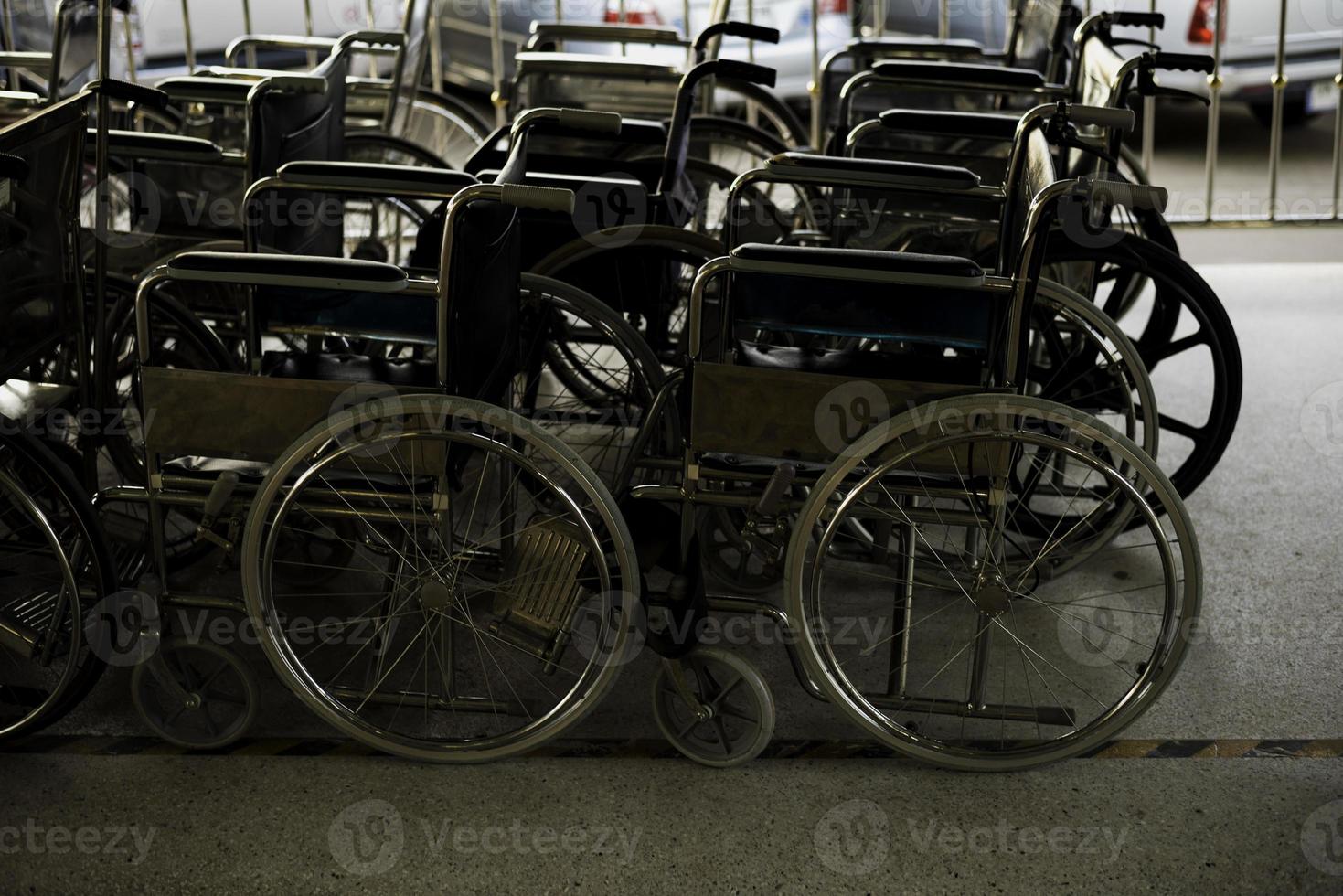 fauteuil roulant vide près du couloir de l'hôpital pour les patients de service et les personnes handicapées. médical photo