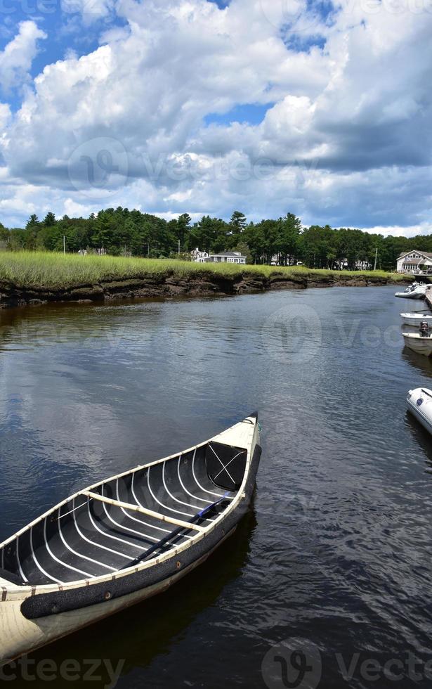 vue imprenable sur un canoë sur une rivière à marée photo