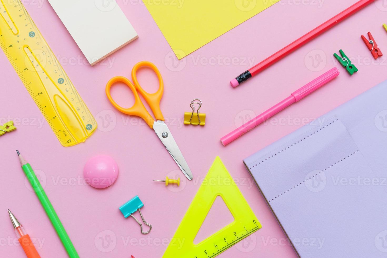 fournit des outils créatifs pour le travail créatif de l'école sur fond rose photo