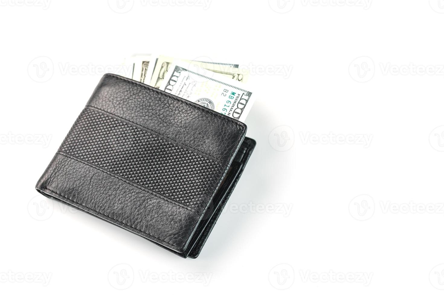 portefeuille noir avec des dollars en cuir véritable sur un fond blanc isolé. photo