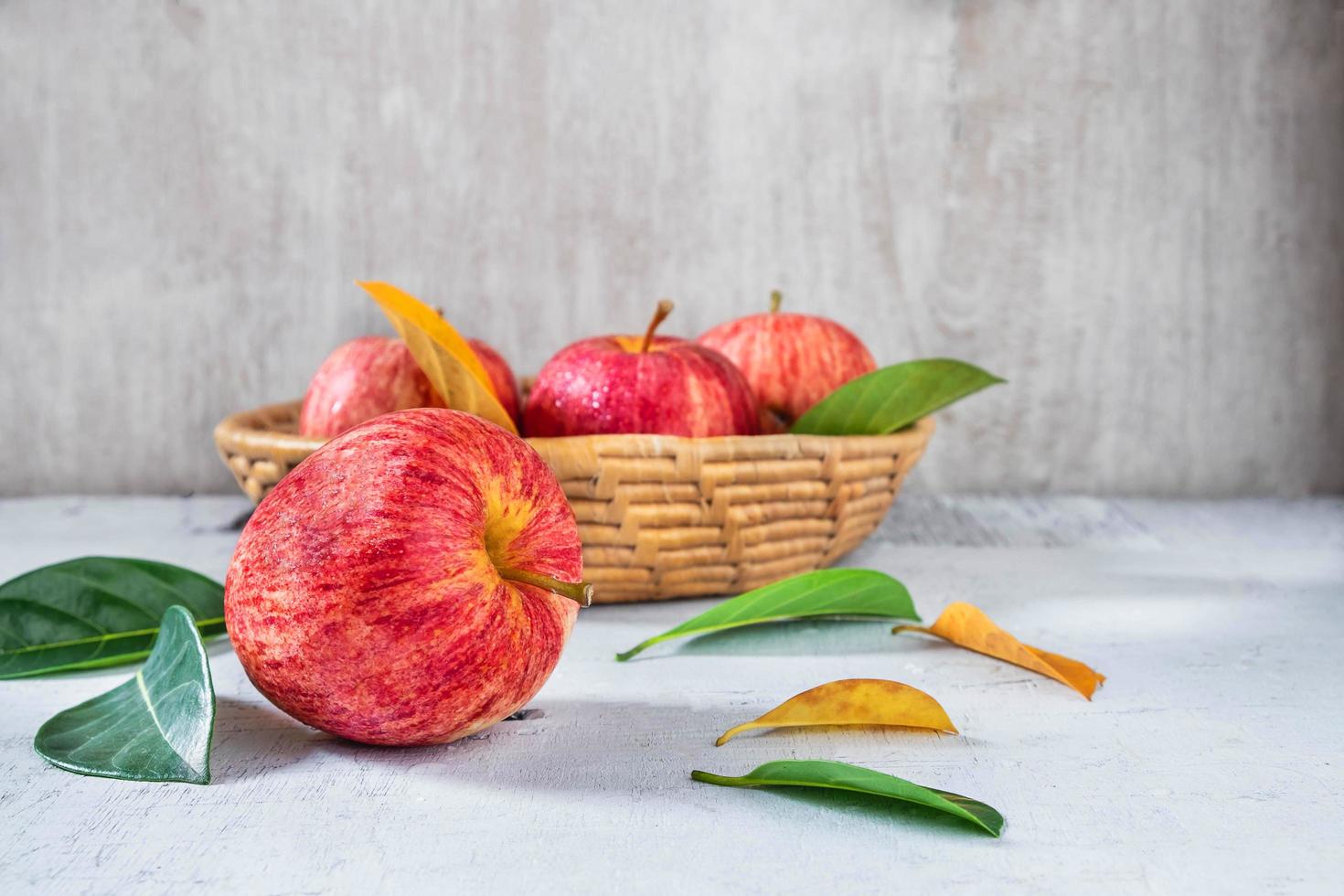 pommes rouges sur une table en bois blanche photo