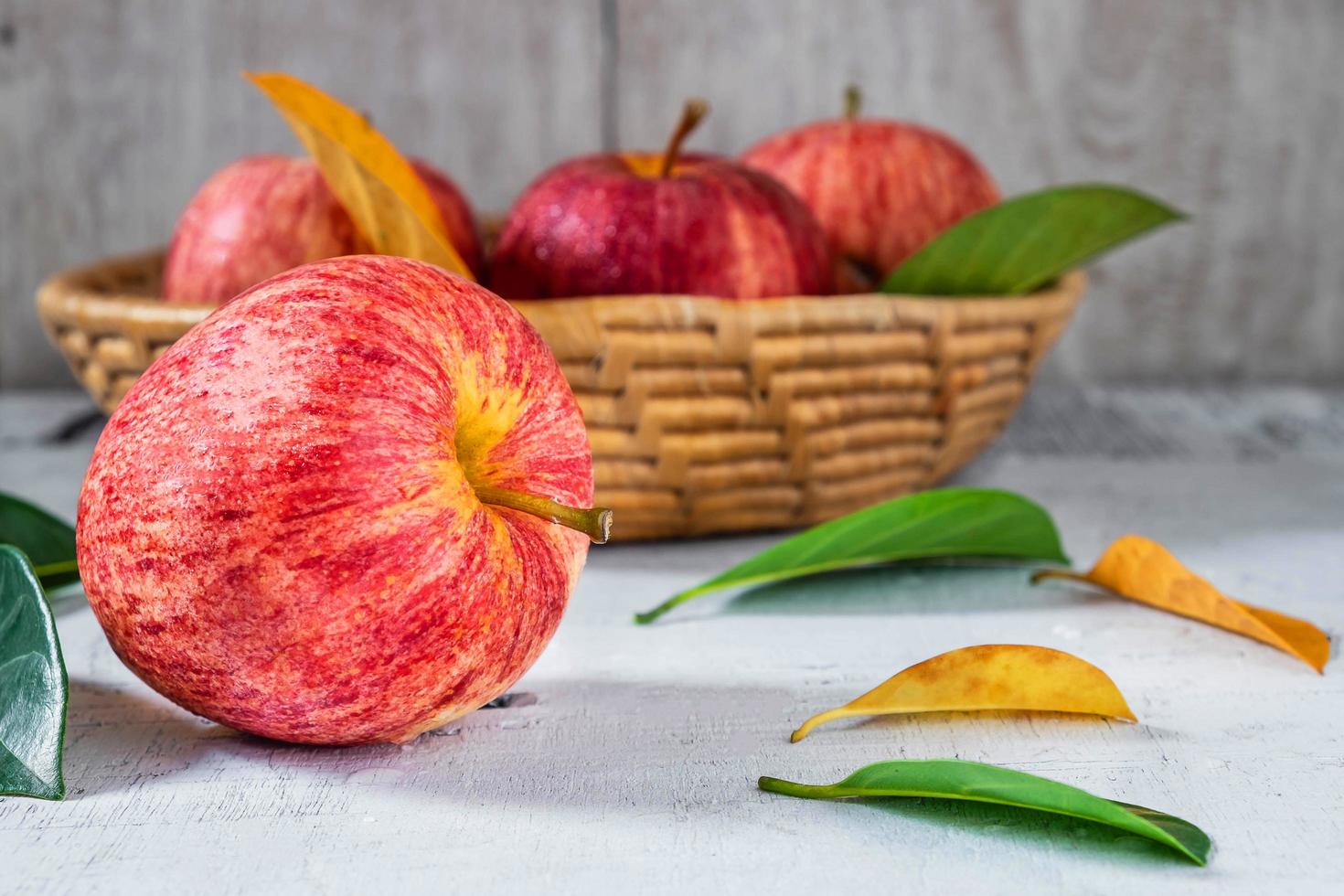 pommes rouges sur une table en bois blanche photo