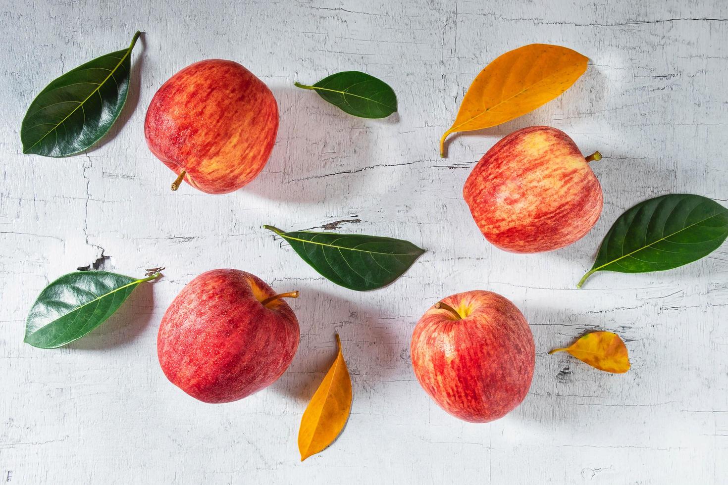 pommes rouges sur une table en bois blanche photo