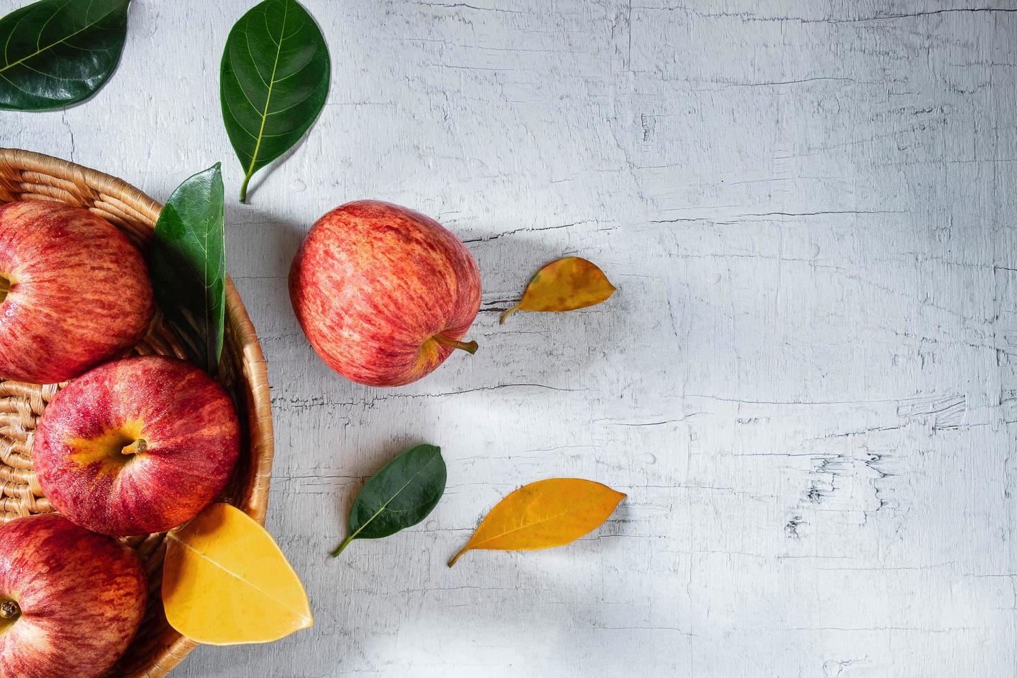 pommes rouges sur une table en bois blanche photo