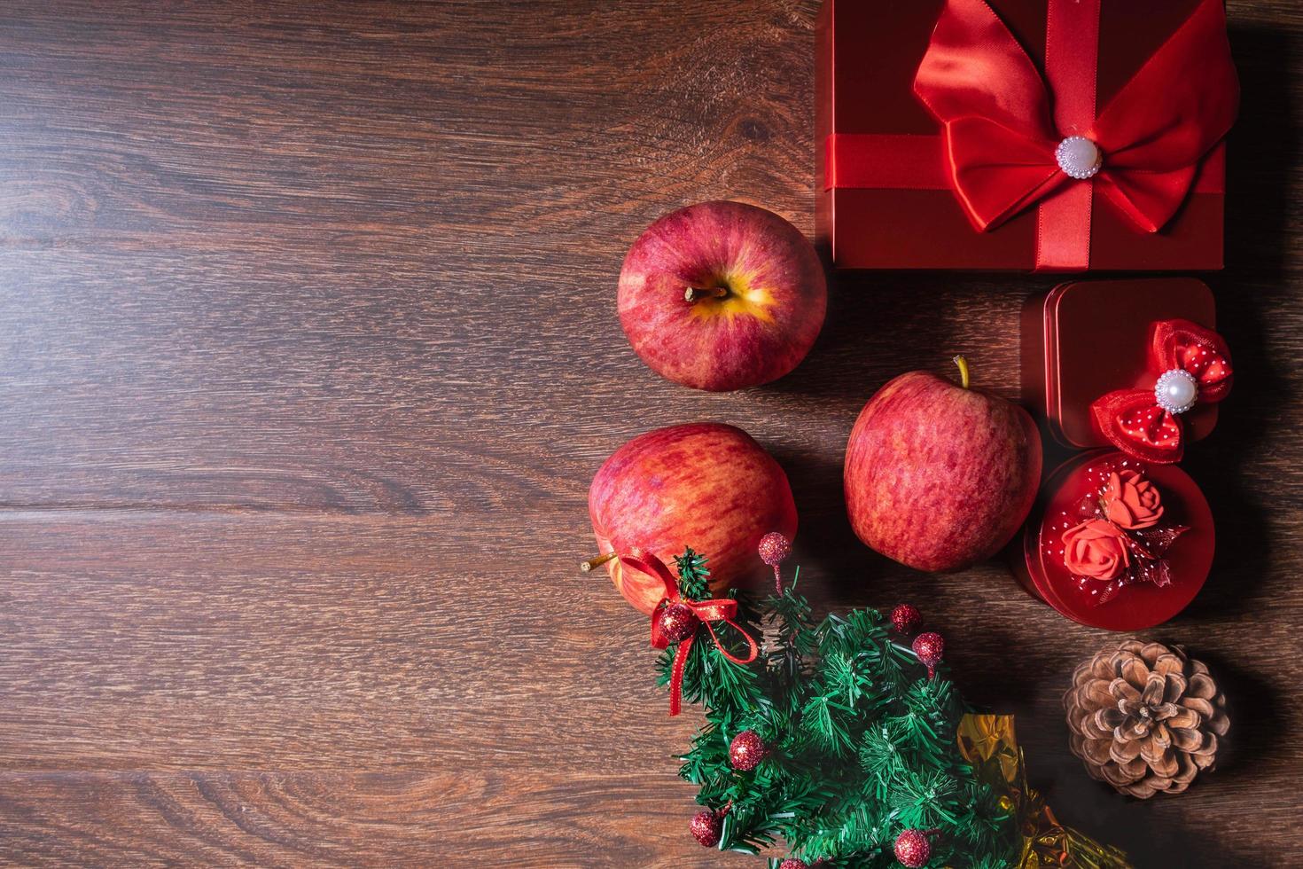 pommes et cadeaux de Noël photo