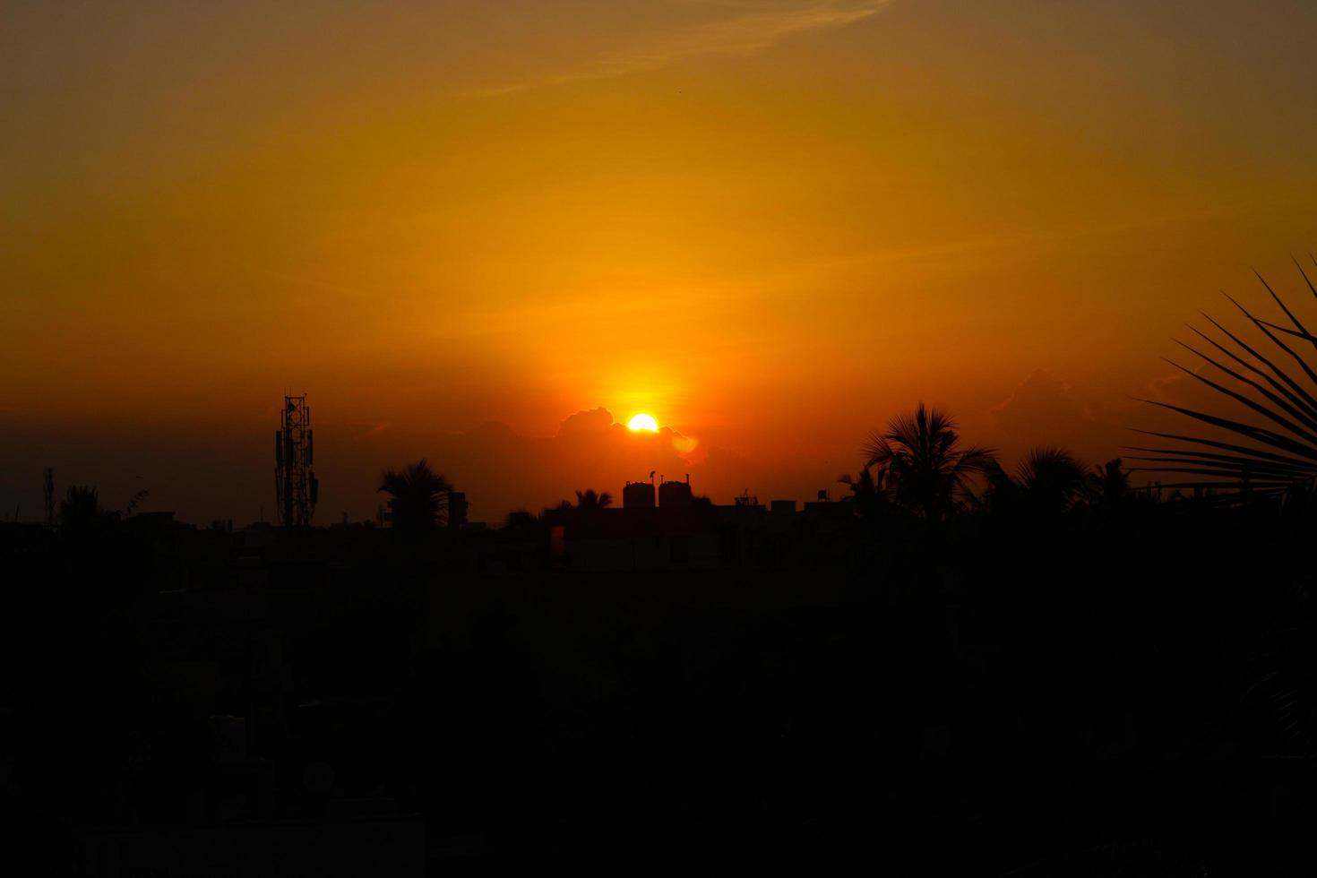silhouette de la ville au coucher du soleil photo