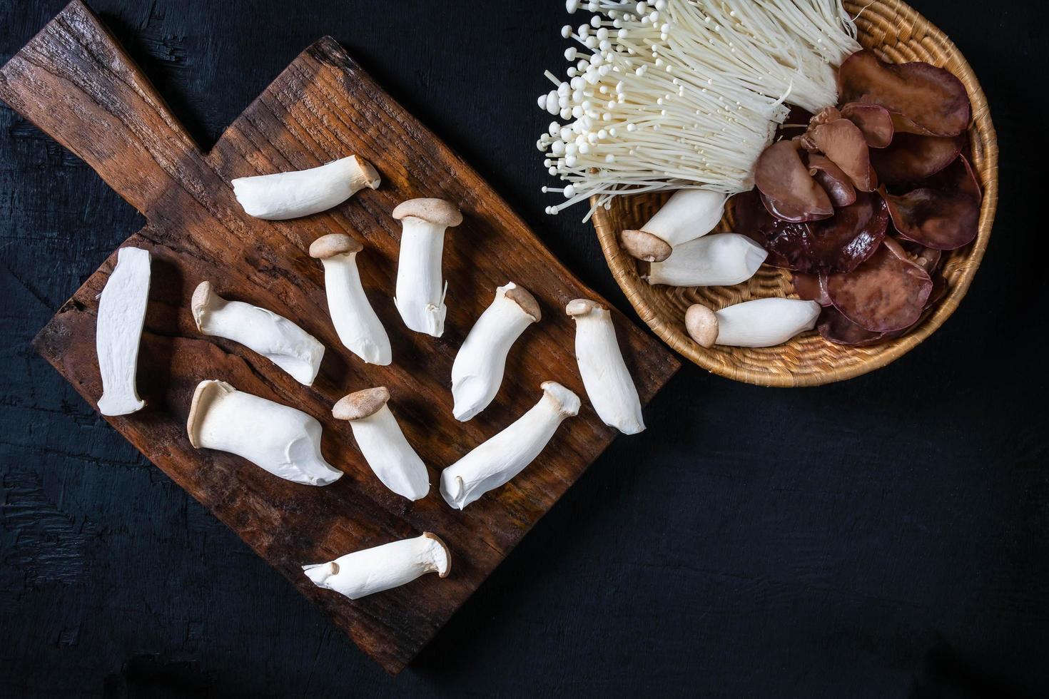 champignons frais sur bois et dans un bol photo