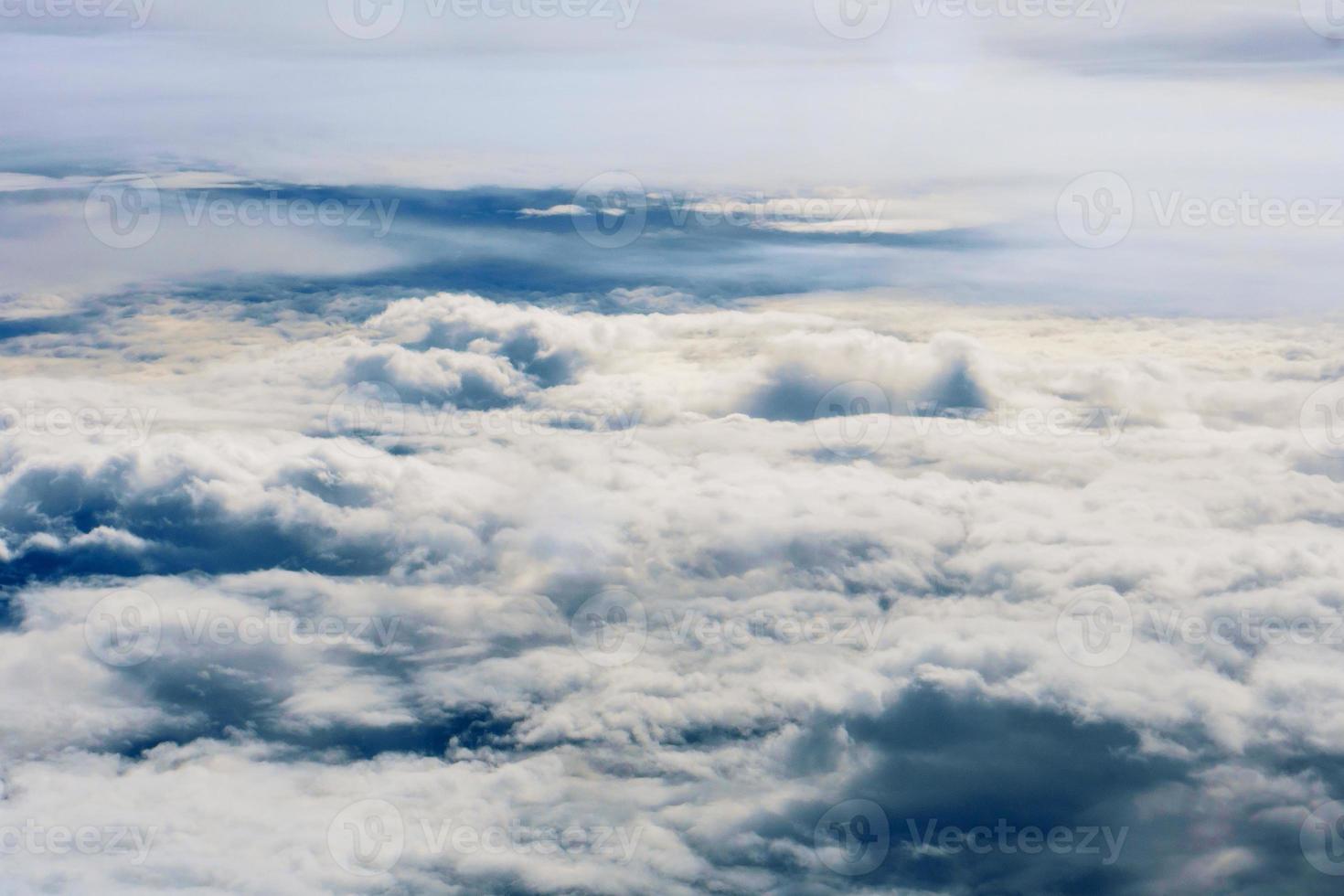 nuages blancs moelleux et ciel bleu vus d'avion. photo