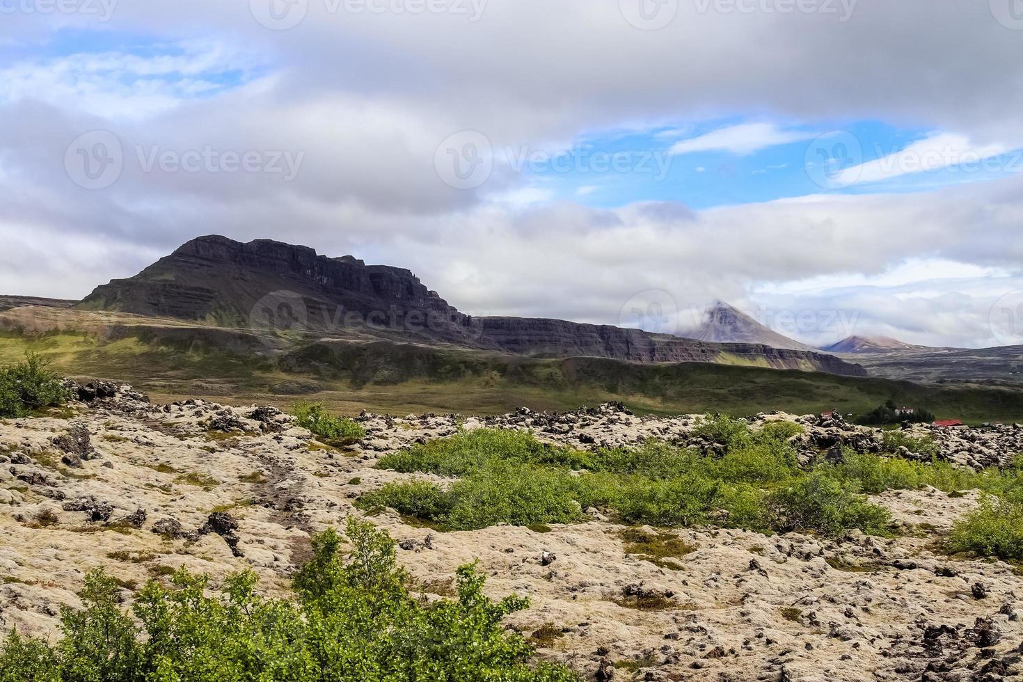 paysage volcanique irréel en islande avec des roches fumantes sur le volcan grabok. photo