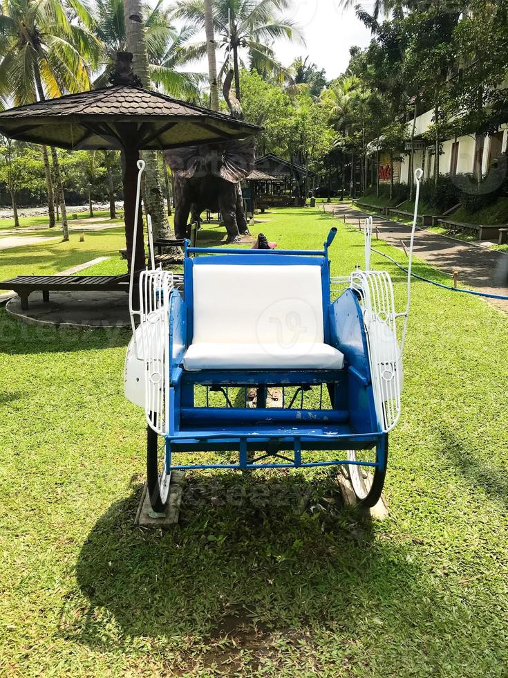 becak, le pousse-pousse est un véhicule traditionnel en indonésie. photo