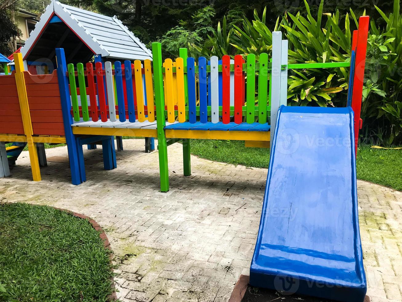 équipements de jeux modernes. aire de jeux colorée et moderne pour enfants dans la cour du parc photo