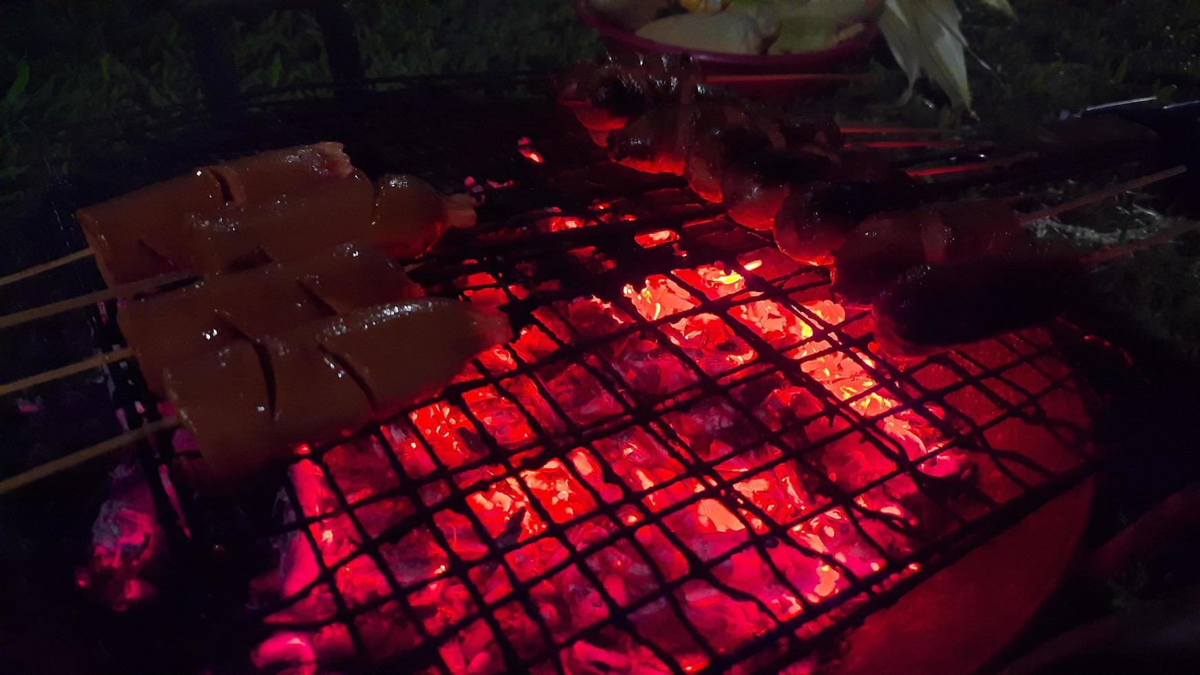 saucisse grillée sur les yeux éclairés en été 01 photo