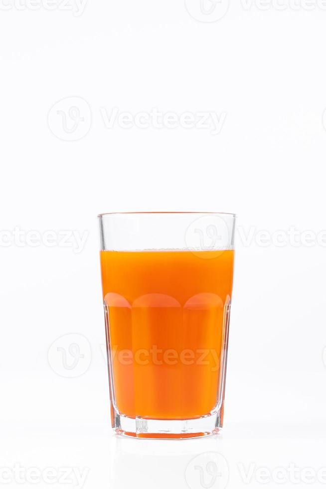 jus de citrouille en verre transparent isolé sur fond blanc. boisson végétarienne aux légumes. alimentation saine et régime alimentaire. photo