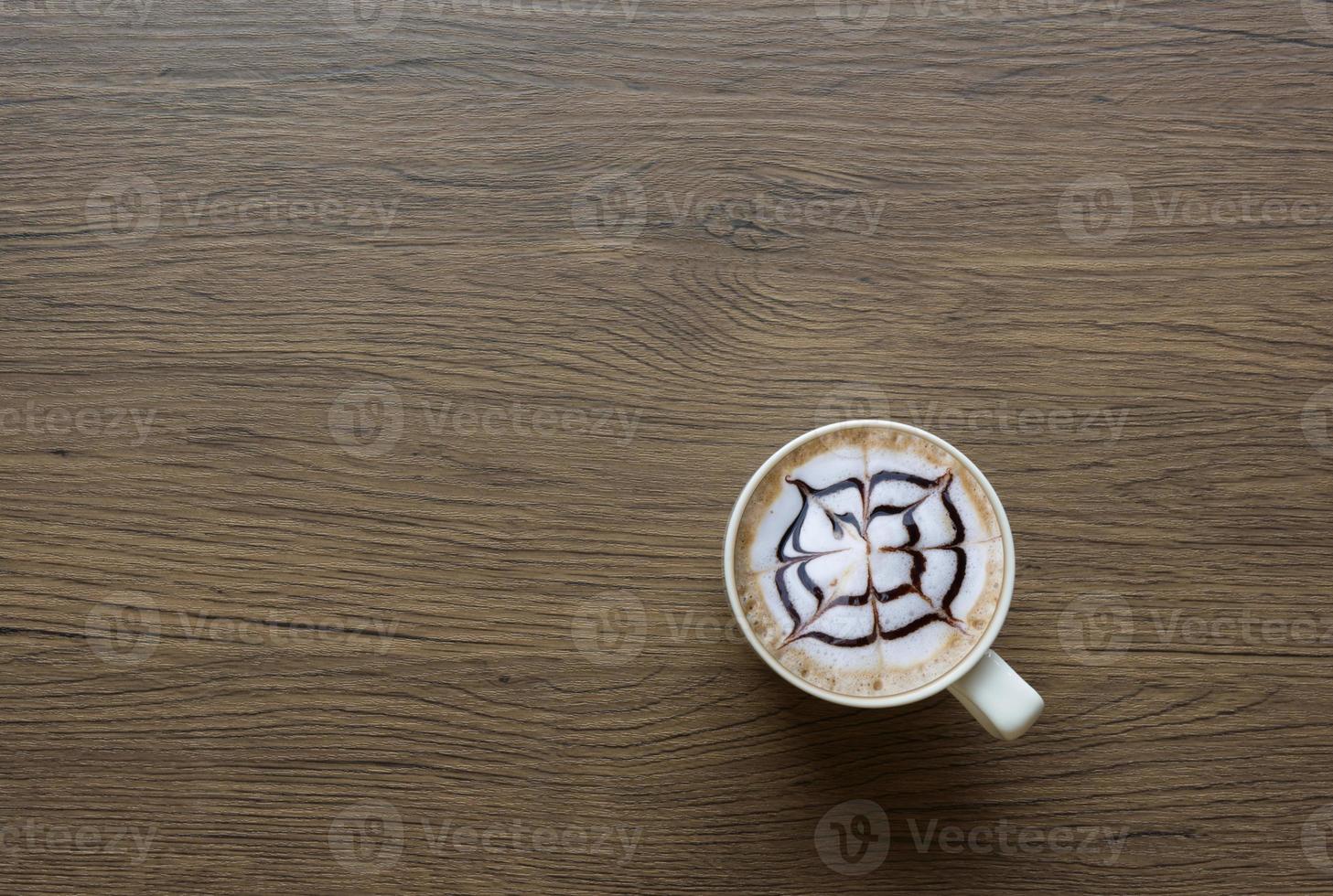 café dans une tasse avec écran à grain de bois photo