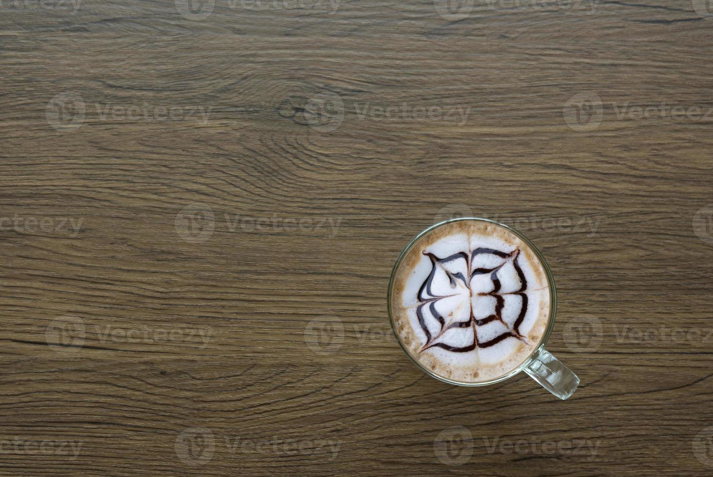 café dans un verre transparent avec écran à grain de bois photo